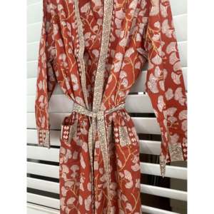 ชุดคลุมอาบน้ำกิโมโนลายดอกไม้คลาสสิก Sienna Gingko เนื้อผ้านุ่ม ขนาดเดียวสำหรับครอบครัว ปิดด้วยยางยืดที่เอว เหมาะสำหรับฤดูใบไม้ร่วงและงานแต่งงาน - Product Image 1