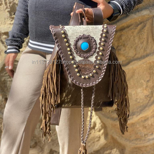 Sac à dos en cuir avec vraie fourrure fait à la main, avec frange et cordon de serrage - Product Image 2