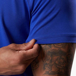 T-shirt respirant pour hommes avec manches athlétiques et vêtements de sport de compression avec logo personnalisé - Product Image 6