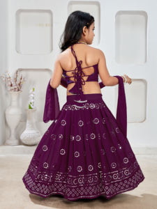 Conjunto de Lehenga Choli Morado hasta el Suelo para Niñas, Diseño de Moda Shoryam, con Trabajo de Espejo, Estilo Étnico, para Fiestas, para Todas las Temporadas - Product Image 2