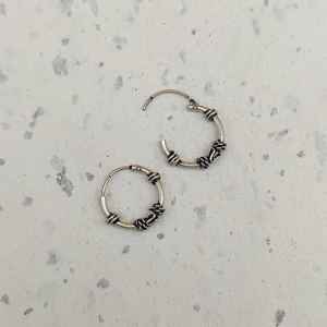 Pendientes minimalistas tradicionales de Plata de Ley 925 Vintage elegantes y ligeros para bodas y uso diario - Product Image 1