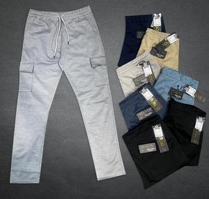 Pantalon en jean cargo pour homme coupe décontractée avec jambe fuselée offrant une coupe décontractée avec un look élégant et fonctionnel au quotidien - Product Image 1