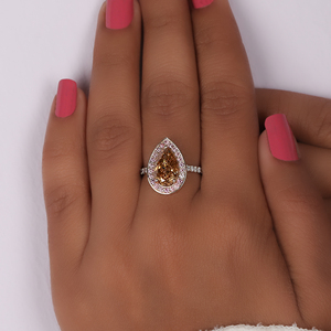 Bague de fiançailles plaquée or 14 carats avec pierre d'accentuation glamour, diamant de laboratoire jaune taille poire, diamant rose, sertissage halo classique - Product Image 4
