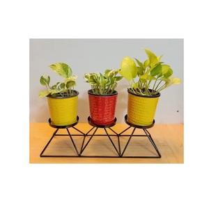 Pots de fleurs blancs uniques avec support doré Pots de fleurs décoratifs pour la maison de taille personnalisée avec support élégant pour hôtel à faible coût - Product Image 6