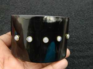 Bracelet large en corne de buffle noire écologique fait à la main avec des clous en laiton Bijoux de déclaration pour femmes - Product Image 2