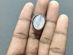 Anillo de cabujón ovalado de piedra lunar arcoíris, joyería de piedras preciosas curativas chapadas en oro o plata esterlina, diseño único y personalizado - Product Image 2