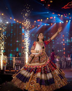 Lehenga Choli de créateur pour femmes avec dupatta imprimé pour Navratri |   Robe traditionnelle gujaratienne multicolore pour la fête de Garba - Product Image 6