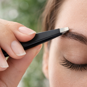 Pince à épiler professionnelle de qualité supérieure en acier inoxydable noir, antistatique, durable, écologique, à pointe inclinée, pour sourcils et poils de précision - Product Image 5