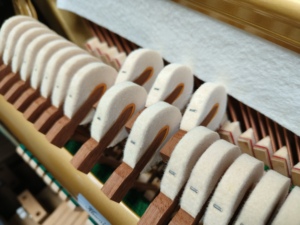 Piano droit KAWAI US5X fabriqué au Japon, noir, son puissant, longue tenue, mécanisme à marteaux robuste importé. - Product Image 6