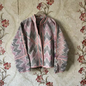 Chaqueta acolchada de algodón hecha a mano hermosa chaqueta Kantha India Vintage para mujer abrigo de invierno bordado - Product Image 1