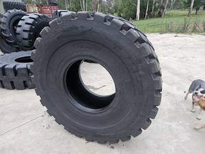 Pneu sans chambre à air Pneus de chargeur sans chambre à air très résistants Taille 23.5-25 Origine américaine - Product Image 4