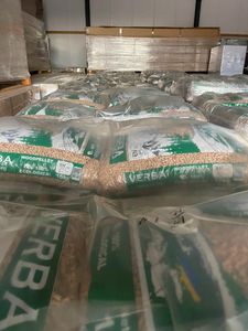 Pellets de madera de 15KG en bolsas A1 hechas con forma de briqueta de pino de 6mm de diámetro y patrón de aserrín - Product Image 6