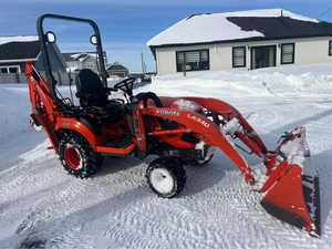Tractor Agrícola Pequeño Kubota BX23S con Cargador Frontal para Jardinería |   Tractor Utilitario Compacto Kubota BX23S de 23 HP con Tracción en las 4 Ruedas - Product Image 2