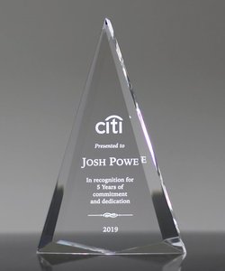 Trophée en acrylique transparent en forme de triangle - Logo gravé durable personnalisable pour les événements d'entreprise, les promotions, les marques, le marketing - Product Image 2