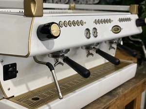 Machine à café expresso personnalisée blanche et dorée à 3 groupes pour usage commercial et professionnel + livraison gratuite - Product Image 1
