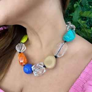 Colliers en résine d'ange lumineux et audacieux avec des combinaisons de couleurs Pantone, finition scintillante et impression artistique pour la mode et les cadeaux - Product Image 6