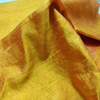 Tissu indien Dupion Tissu de luxe 100% pure soie brute fabriqué sur métier à tisser pour vêtements, vêtements et autres produits d'ameublement.