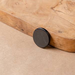 Autocollant rond poli en shungite pour téléphone, 0,9 po (23 mm) - Product Image 1