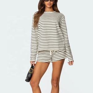 Ensemble décontracté 2 pièces sur mesure pour femme, t-shirt et short, disponible à prix avantageux - Product Image 2