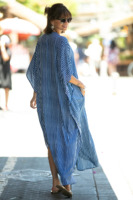 Kaftan imprimé élégant pour femme avec détails en dentelle artisanale au col, paréo de plage fluide aux motifs audacieux