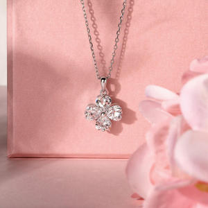 สร้อยคอเงินแท้ทรงหัวใจประดับมอสซาไนต์รูปใบโคลเวอร์สี่แฉก Jeulia Sparkling Dream - Product Image 3
