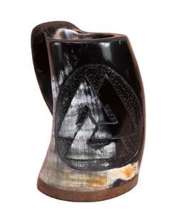 Verre à bière traditionnel en corne avec emblème gravé audacieux, forme solide, couvercle en bambou, forme cylindrique pour vin et bière - Product Image 1