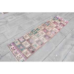 Alfombra Vintage Estilo Runner de 1.7x7 pies (53x213 cm), Alfombra Turca con Diseño de Cuadros Rosados - Product Image 3