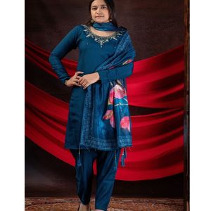 Ensemble Kurti brodé de créateur dans un ton vibrant avec détails du cou à la main Floral Dupatta et pantalon confortable - Product Image 2
