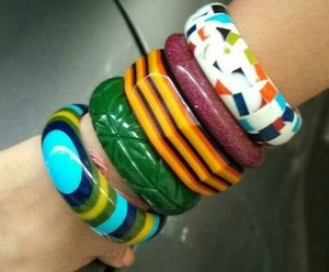 Bracelets en résine de haute qualité pour femmes, durables, légers, polis, résistants à l'eau, couleurs personnalisées pour les fêtes, les mariages, les occasions décontractées - Product Image 4