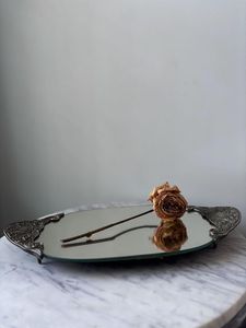 Bandeja Clásica de Metal y Espejo Diseñada para Complementar Temas de Decoración del Hogar Tradicionales y Contemporáneos - Product Image 6