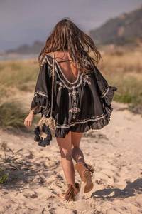 Hauts à épaules dénudées les plus tendance pour la plage Poncho à manches longues à volants pour femmes Boho brodé Tunique Tops - Product Image 4
