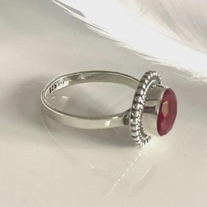 Bague en rubis faite à la main, en argent sterling, bijoux de naissance, bague en pierres précieuses, cadeau pour femmes, bijoux fins - Product Image 4