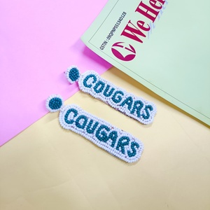 Par de pendientes hechos a mano con cuentas y diseño de pumas, joyería elegante con cuentas de semillas, accesorio de declaración ligero para mujeres y niñas, regalo - Product Image 4