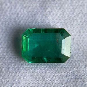Esmeralda verde natural facetada, elegante y hermosa, con corte octogonal. - Product Image 1