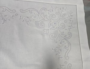 Taie d'oreiller de style européen brodée à la main conçue en 2024. Luxueux et extrêmement impressionnant, notre produit exclusif - Product Image 1