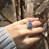 Cincin Solitaire Halo Ulang Tahun Religius Berlapis Emas 18K Perak 925 dengan Berlian Biru Buatan Laboratorium 2.00CT Bersertifikat IGI