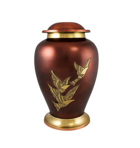 Urnas funerarias de latón más vendidas para cenizas Proveedor hecho a mano Urna de cremación de metal de diseño clásico al mejor precio - Product Image 5