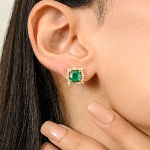 Boucles d'oreilles en or jaune 14 carats élégantes et minimalistes de style classique avec diamant émeraude Conception simple pour les mariages et les fêtes Cadeau - Product Image 1