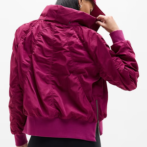 Chaquetas de bombardero de invierno para hombres y mujeres con opciones de marca personalizadas Aislamiento grueso Interior suave y aspecto elegante al aire libre - Product Image 5