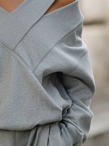 Sudadera de Forro Polar con Hombros Descubiertos y Cuello en V, Corte Holgado, Costura de Panel, Tacto Suave, Manga Larga, Ropa Femenina Contemporánea - Product Image 3