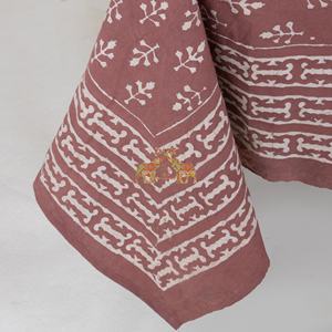 Mantel de mesa con estampado Dabu Dusty Rose, hecho a mano con estampado de bloques en algodón, para hotel y hogar. - Product Image 5