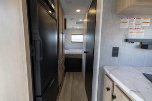 Camping-car pliant en aluminium Forest River Sunseeker 4 places, blanc et noir, design moderne, avec cuisine coulissante indépendante - Product Image 6