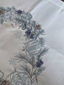 Centro de Mesa Navideño Bordado Personalizado con Piñas, Bayas y Adornos, Decoración Invernal para Mesa Festiva - Product Image 2