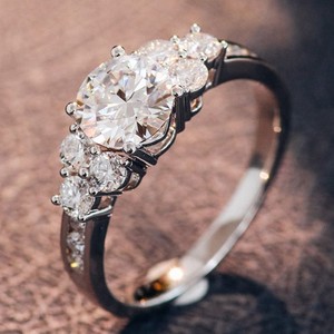 Bague de mariage en or blanc 14K pour femme diamant de fiançailles taille ronde solitaire cultivé en laboratoire pour fiançailles ou mariage - Product Image 1