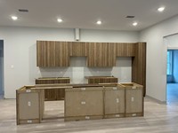 Set Kabinet Dapur Walnut Slab Tanpa Gagang, Panel Datar, Motif Kayu, Finishing Matte, Buatan USA, Stok Houston