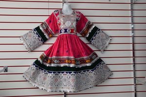 ชุดเดรสอัฟกันงานทำมือชุดเดรสยาวสไตล์วินเทจของ Kuchi Banjara - Product Image 2