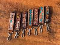 Porte-clés en cuir élégant sculpté à la main Porte-clés en cuir imprimé floral en relief Accessoires en cuir outillé Porte-clés mignons