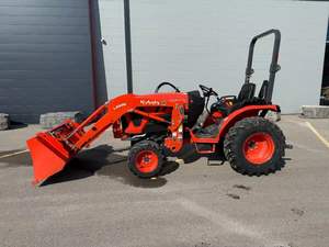 Tractor Kubota LX2610 4x4 Equipado con Cargador Frontal, Ideal para Tareas Agrícolas, Desbroce de Terrenos y Manipulación de Materiales - Product Image 6