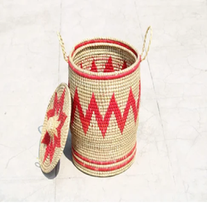 Un planteur rouge et naturel d'herbe de moonj avec un couvercle et un motif saisissant de chevron, disponible aux prix de gros. - Product Image 1