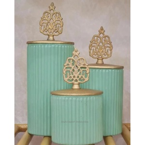 Tarro de vela de metal tradicional con tapa de diseñador Color verde para el hogar y la iluminación de Navidad Decoración Tarro de vela de hierro - Product Image 1